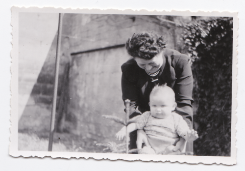 augustus-goessens:mothers(grandmothers?) with their children(presumably?)I couldn’t find a single ph