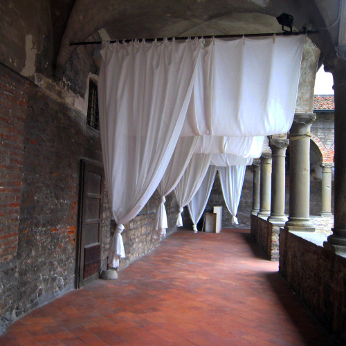 Chiostro San Francesco, Bergamo, by Rosmarie Wirz (2010).