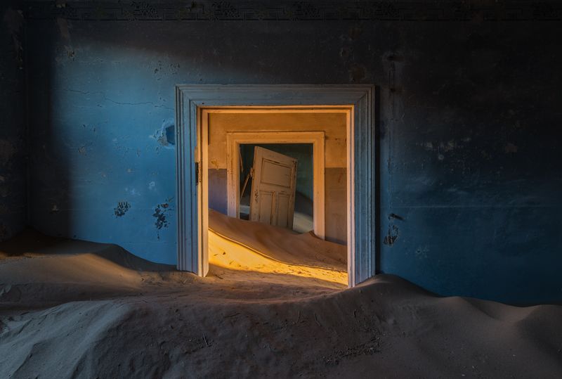 cjwho:  Pictures from a Ghost Town “The Sands of Time” by Romain Veillon | via