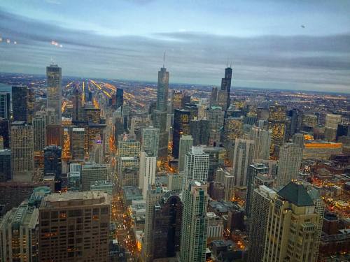 emilycaldwell:View for a birthday sunset in Chicago ❤️#hancocktower #signaturelounge #chicago(at Sig