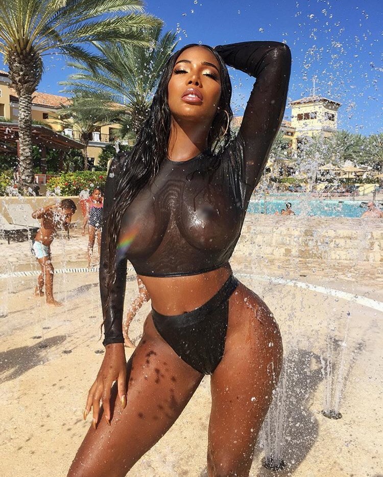 vividparallels:  Monifa Jansen  Delicioso chocolate!