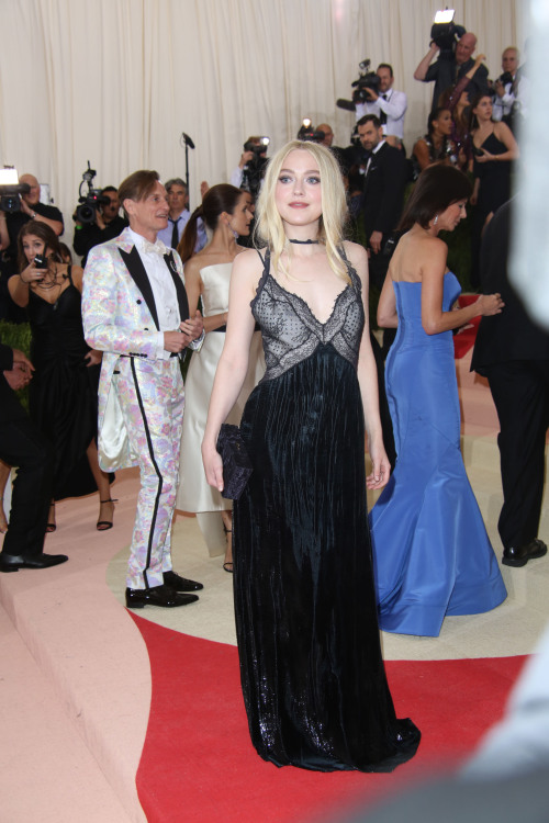 Zendaya (in Michael Kors), Amber Heard (in Ralph Lauren), Elle Fanning (in Thakoon), Dakota Fanning&