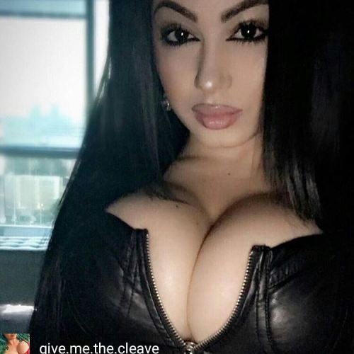 @Regrann from @give.me.the.cleave - Boobs up in your face. #cleave #inyourface #bigtatas #globes #bo