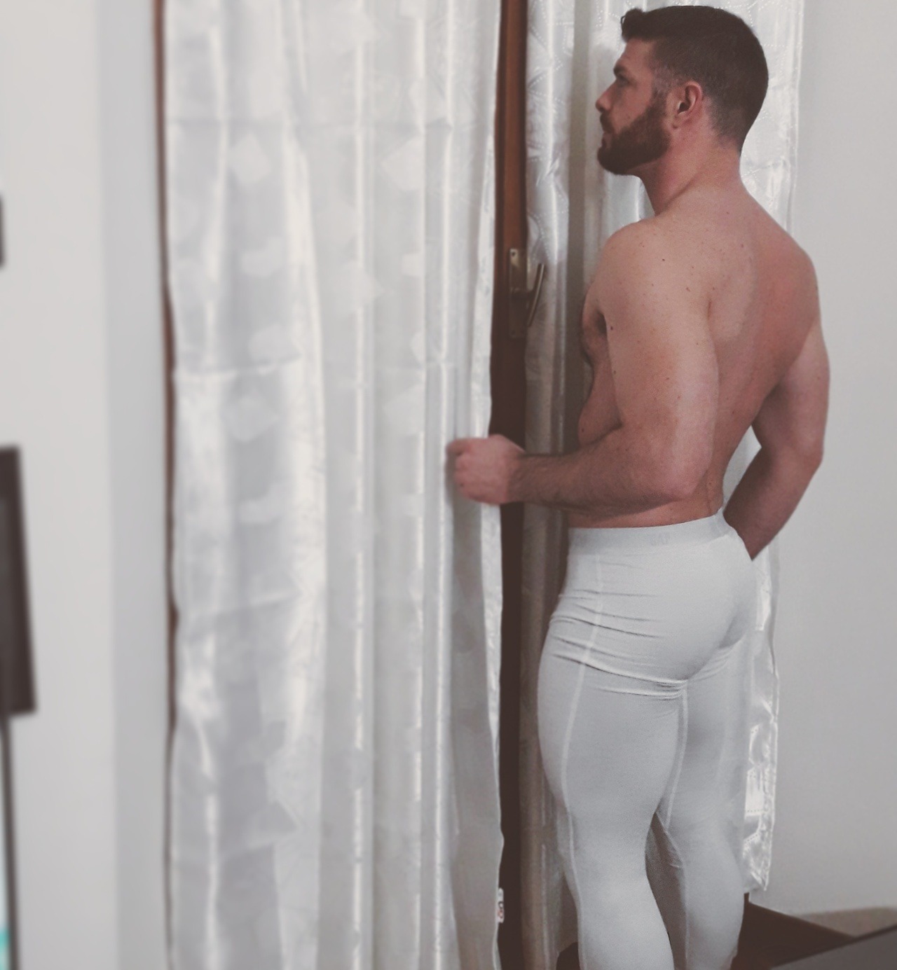 helloitsmeinsucoro:My white longjohns look too tight 😇