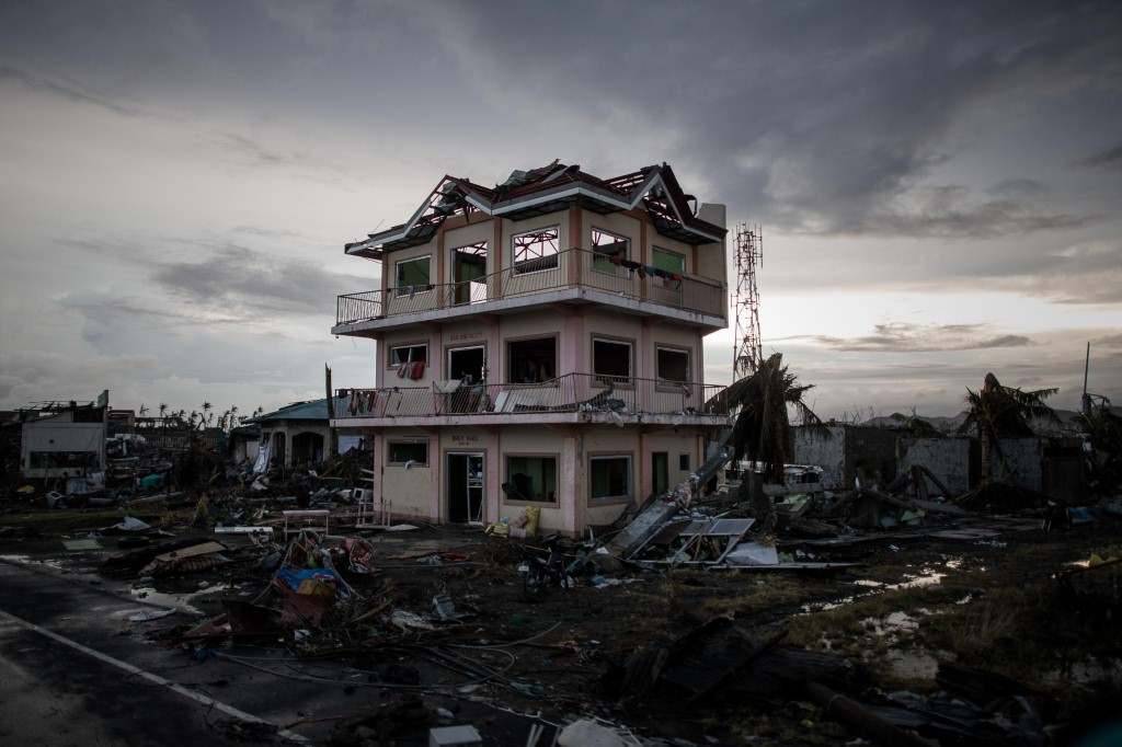 Filipinas tras el tifón: “Hay mucha hambre y sed, hay islas que continúan incomunicadas”(AP)