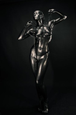 Statuefied:  Nude Silver Female Livingstatue 