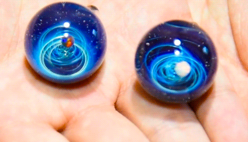robins:  fencehopping:  Capturing mini-universes in glass, by artist Satoshi Tomizu.