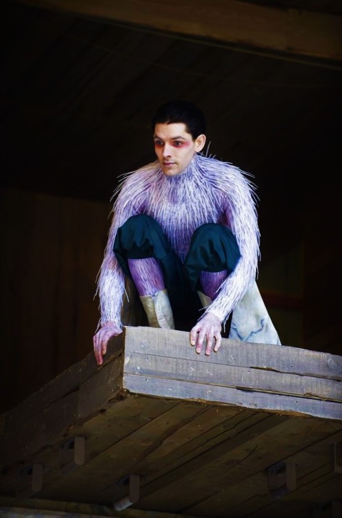 gentleherald:apokalypse-wow:Colin Morgan playing Ariel in William Shakespeare’s The Tempest at the G