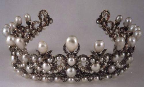 prayforprada:lula-loves:Tiaras@controlledeuphoria