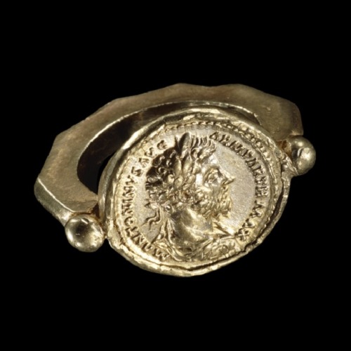 Gold aureus of emperor Marcus Aurelius, set in a gold ringRoman, AD 167Minted in Rome; ring made at 