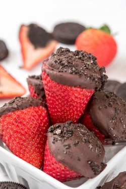 foodffs:  OREO TRUFFLE DIPPED STRAWBERRIESReally