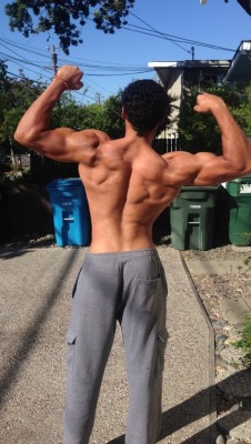 swolizard:  swolizard:  ya this is my back not the best flex but thats what happens when your mom is taking thirst snapchats for youinstagram : swolizard  damn this was a year ago….