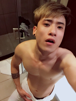 fynnnnnnnnn:  qwertyuiop258:  hotgaylist234:  Bot gym body đẹp miền Bắc ku to gần tới rún luôn.  Có fb kìa  và zalo ai thích hok  😍😍😍  :))