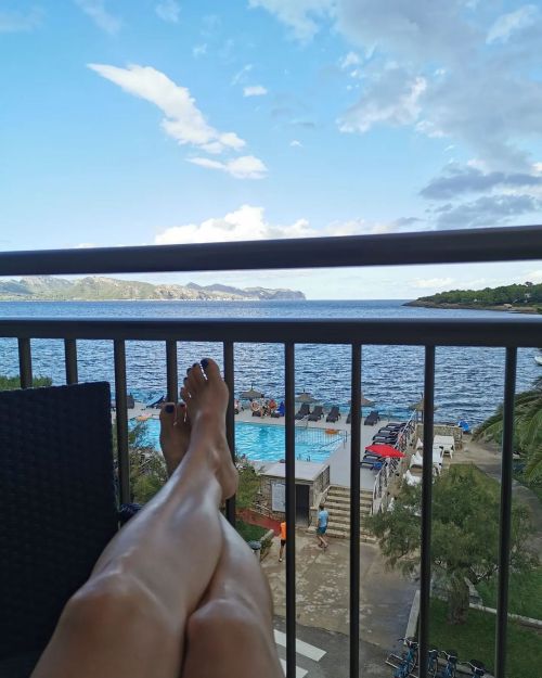 There’s a storm coming. ⛈️ #hippiefeet #feet #barefoot #holiday #mallorcawww.instagram