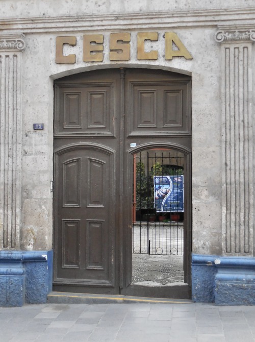 Las Puertas de Arequipa XIII - Entrada de CESCA Instituto de Educación Superior Tecnológico, 2017.Ar