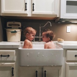 dreamsintoreality04:  ttt-hirteen:  i cant wait for my sink to look like this ugh  goals for the future ugh 