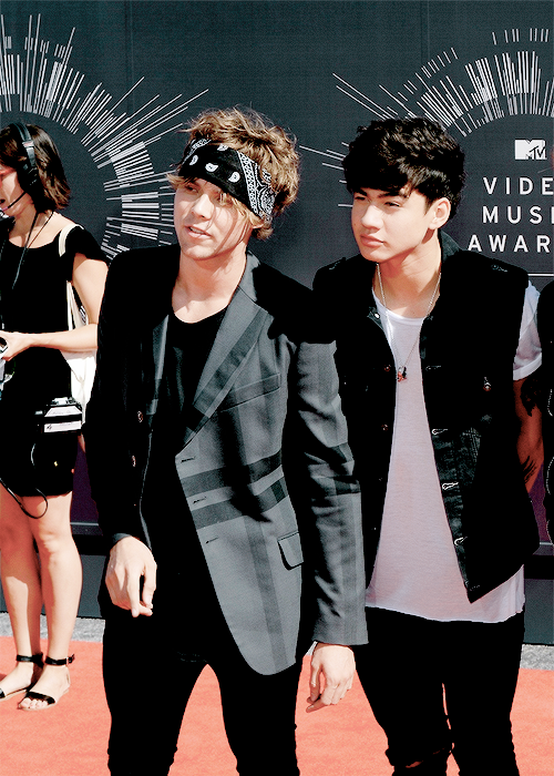 anyataylorjoys-deactivated20171:  5 Seconds of Summer attend the 2014 MTV Video