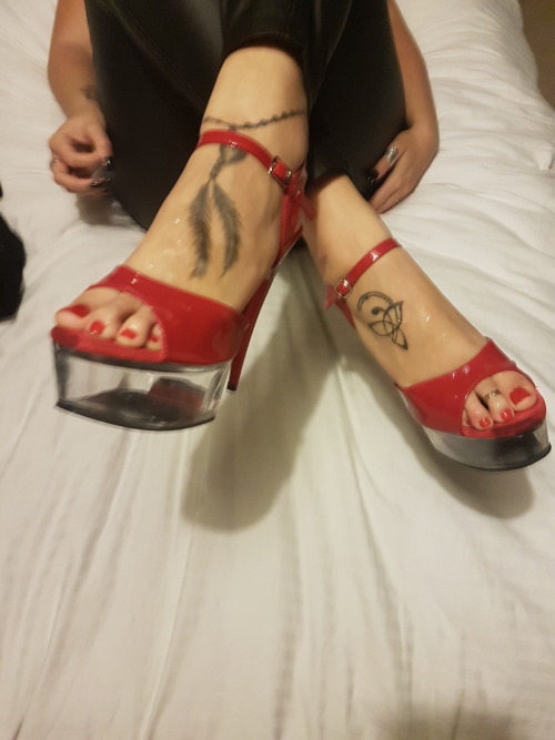 justlookin2317: Love the shoes can i cum in them?