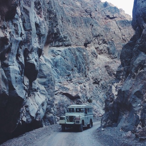 theponceman:
“ Driving 24 mi of Titus canyon. #landrover #novemberrecce #deathvalley
”
Definitely need to go here soon. May need to get my AC fixed first…