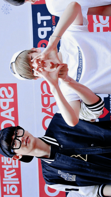 『CHANYEOL + BAEKHYUN』chan!baeksaved? reblog or like© fantaken owners