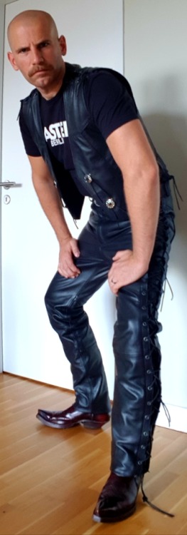 bootz2leather: chevronstache:Biker Leather #Chevronstache Hot Leather Guy!