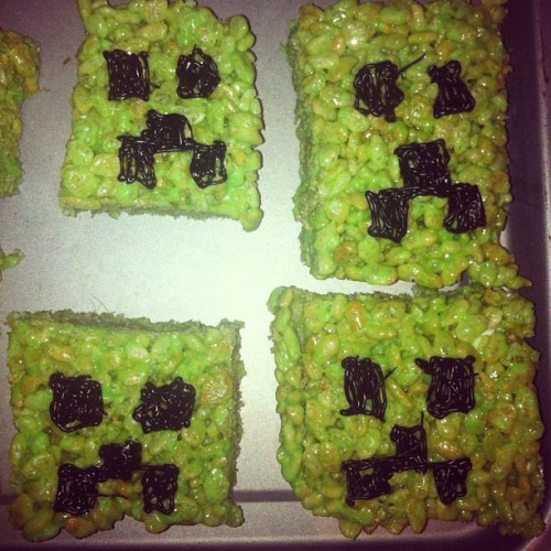 conkennedy:
“#MineCraft cakes for tomorrow’s party
”