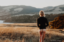 thesluttyathlete:  No pants? No problem! Golden hour wandering in Oregon.