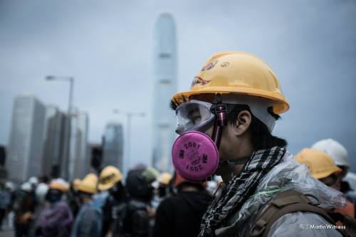 1. 她看著海富天橋上的警察十二月一日 早上8AMShe was gazing at the police on the Hai Foo BridgeDecember 1st, 8 am2.一名示威者