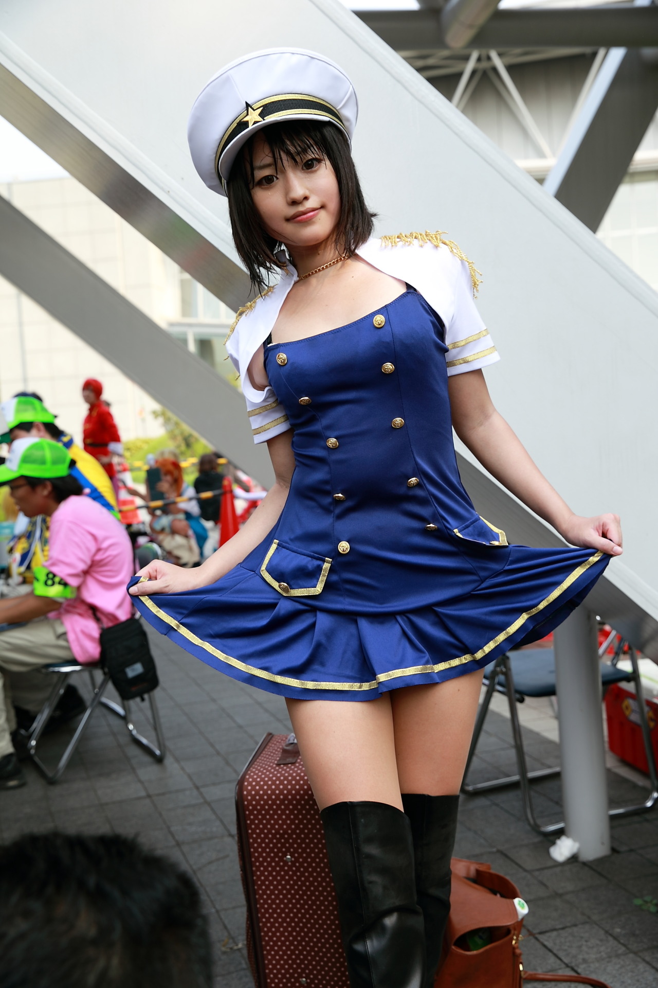 kaokaopink:  C84美人なコスプレイヤーかざりの谷間ブラチラ黒パンチラコスプレ