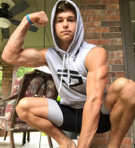 elispiritweaver:
“Hot Dudes: http://elispiritweaver.tumblr.com
”