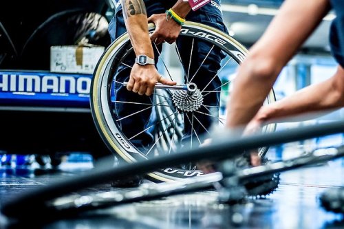 apisonadora60: Shimano-Road After the races, the work of our Shimano Neutral Service team continues,