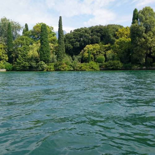 Mit dem Boot auf dem Gardasee unterwegs (hier - Lake Garda, Salo....