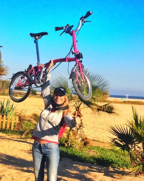 bromptonbcn:  Really it’s a beautiful day for do a #bromptonlift … #MyBrompton #Brompton on the #bea