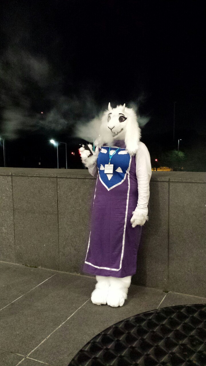 satsukitomoe:  vaping goat mom is my favorite cosplayer at nekocon 