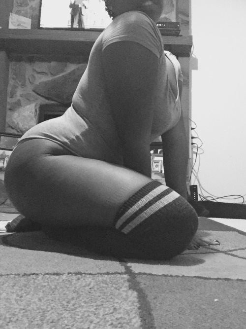 thatdudeemu:  chanelofhouston see your thigh wave starting!