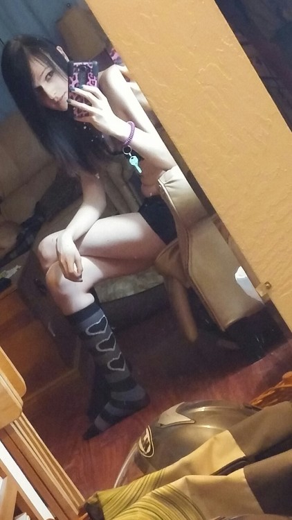 clairemalice:Just got off work. 2am. And i felt like taking a few photos. So nothing too special but
