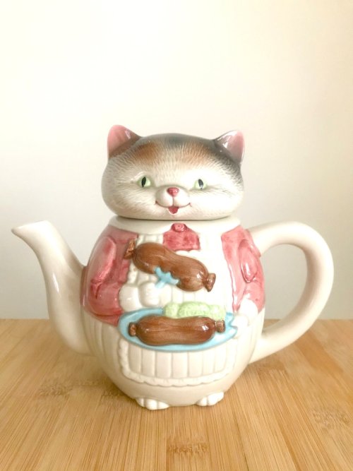 littlealienproducts:    Vintage ceramic Cat and sausage teapot figurines by  HUISHANOldTime  