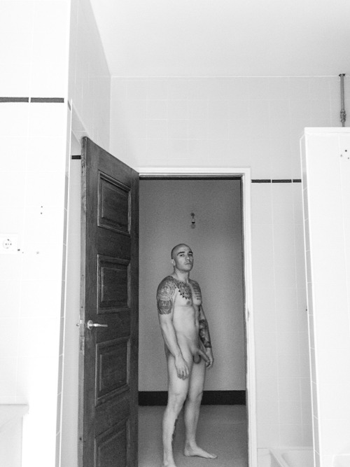 maorimen:  #nude #inside #house #horny