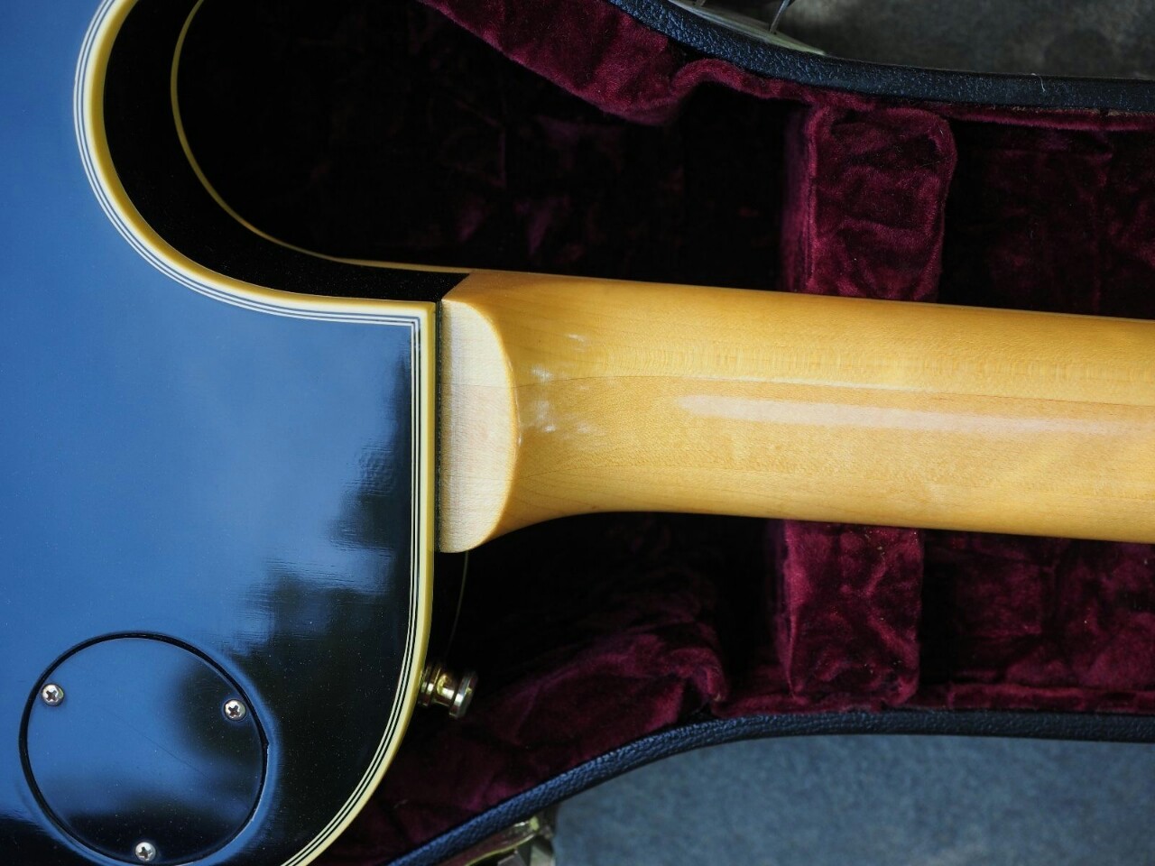 guitarlust:  Maple Neck Les Paul Custom Reissue. 