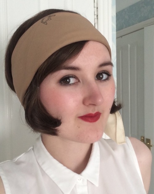 conan-doyles-carnations: New headscarf and new lipstick! My hair really needs cutting…