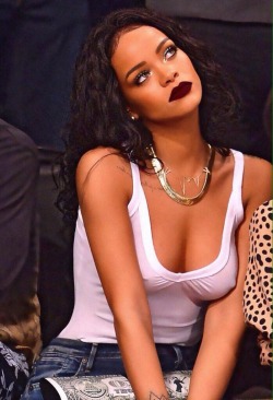 kingsxoqueens:  Rih.