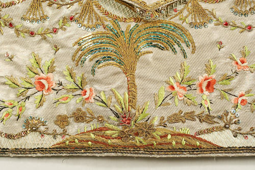 thegentlemanscloset: Embroidery and button details of French waistcoat from 1765. Silk, linen backin