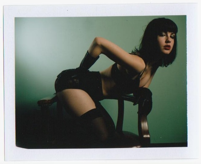 valledeparaiso:  Amanda Jones by Andy Lutton. 