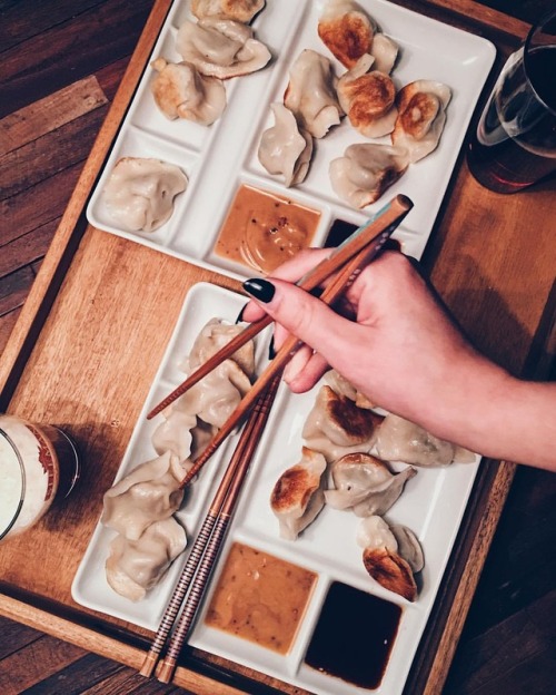 Le délice est dans la simplicité. Des dumplings et une bière (à deux) a été notre festin de samedi soir. C'était simplement délicieux. De chez Madame Dumpling sur la rue St-Hubert. Une belle et gourmette découverte! #foodporn #food #asianfood (à La...