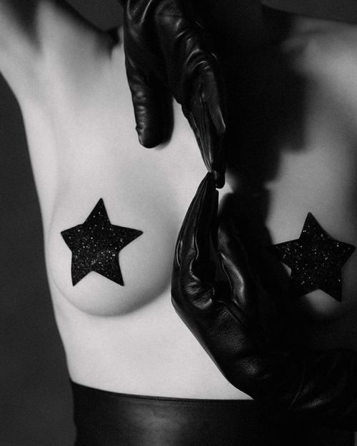 Hermès gloves | Bijoux Indiscrets Flash Star pasties | Photo Georges Antoni | Model Mara Varga | Por