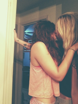 the-inspired-lesbian:  Love and Lesbians ♡