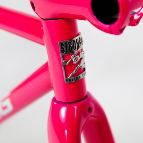 strongframes: #hotpink