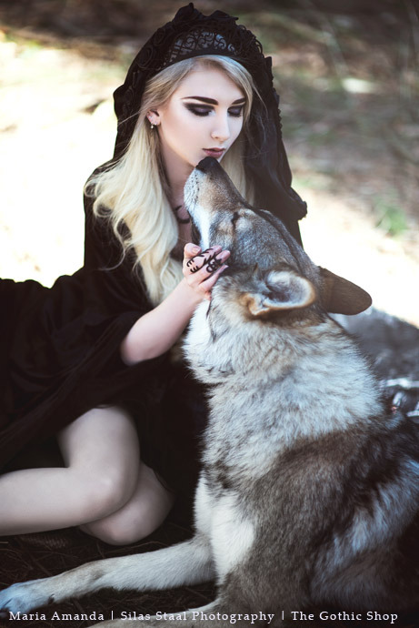 gothicandamazing:    Model: Maria AmandaPhoto: Silas Staal photographyBlack Velvet