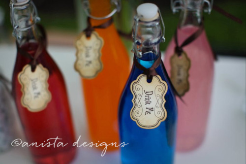 Summer parties in style with our ever so cute Alice in Wonderland “Eat Me” and “Drink Me” tags!