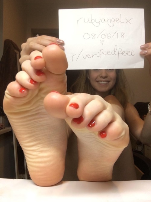 anklesdown: Another long toed hottie from Reddit. U/rubyangelx